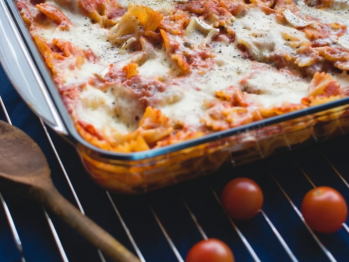 Tuna mornay pasta bake